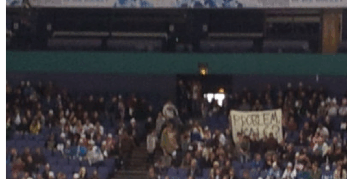 Tätä ei TV:ssä nähty: Kummolaan kohdistunut kritiikki hiljennettiin MM-katsomossa