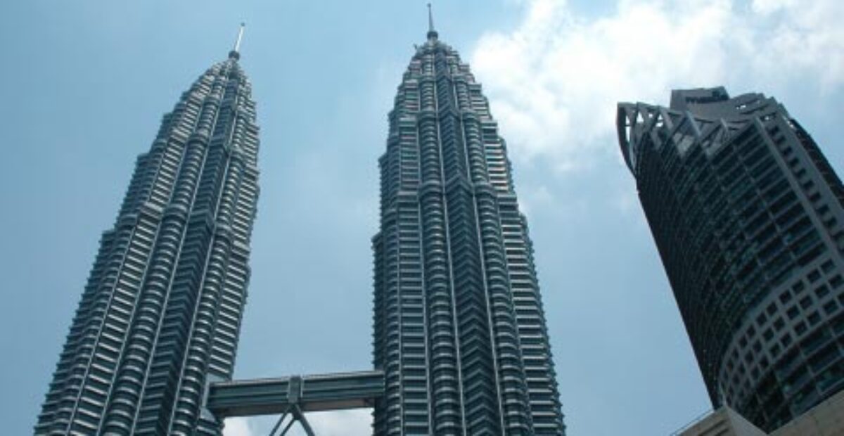 Hurjapäät BASE-hyppäsivät Kuala Lumpurin kaksoistornista – tempaus videolle!