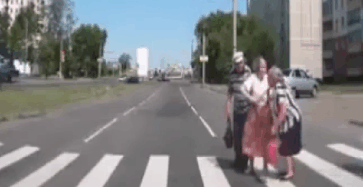 ÄLÄ auta väärää mummoa liikenteessä – tai voi käydä näin