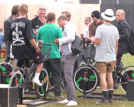 Pyörät lataavat kännyköitä Roskilden festivaaleilla. Kuva: Stara