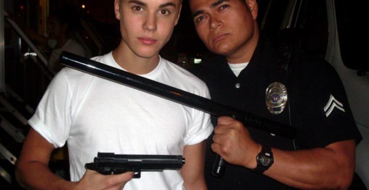 Justin Bieberin kohukuvat julki – heiluu aseen kanssa kuvauksissa