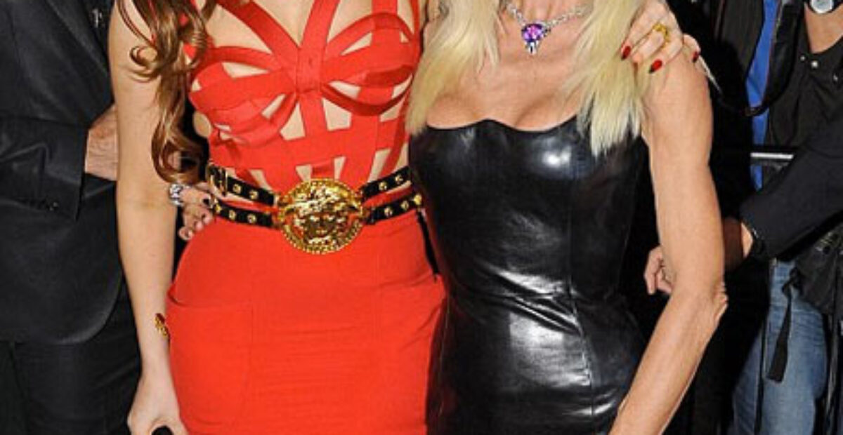 Lady Gaga tukeutui muotisuunnittelijaan – rinnat remmien peitossa