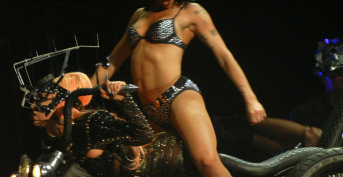 Räväkkä bikinikissa ”ratsasti” Lady Gagalla – kuumempi kuin laulaja?