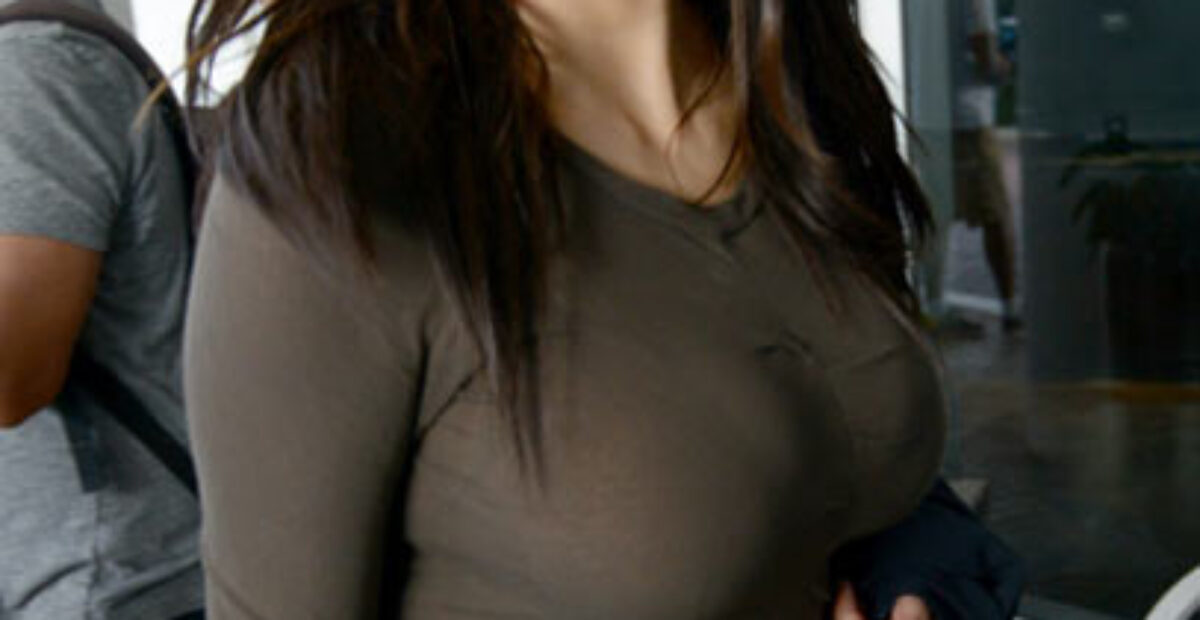 Kim Kardashian ei piilottele uhkeita muotojaan