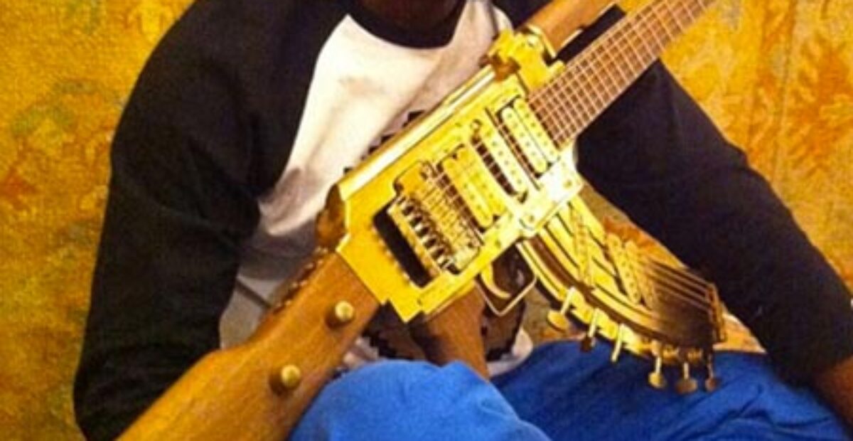 Räppärille hämmentävä kitara – mallia AK-47 -rynnäkkökivääristä