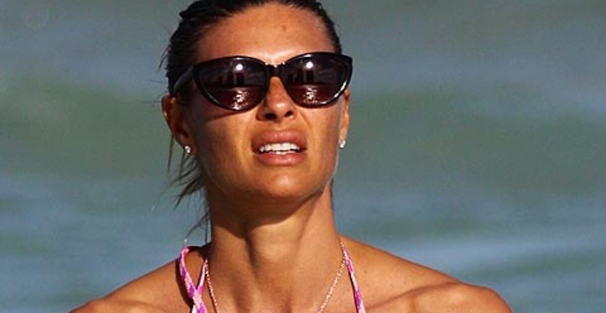 Martina Colombari bikineissä Ibizalla