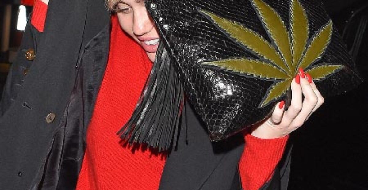 Miley Cyrus markkinoi marijuanaa näyttävästi