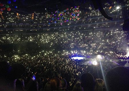 Miley Cyrusin konsertin kännykkämeri Lontoon O2 Arenalla. Kuva: Stara