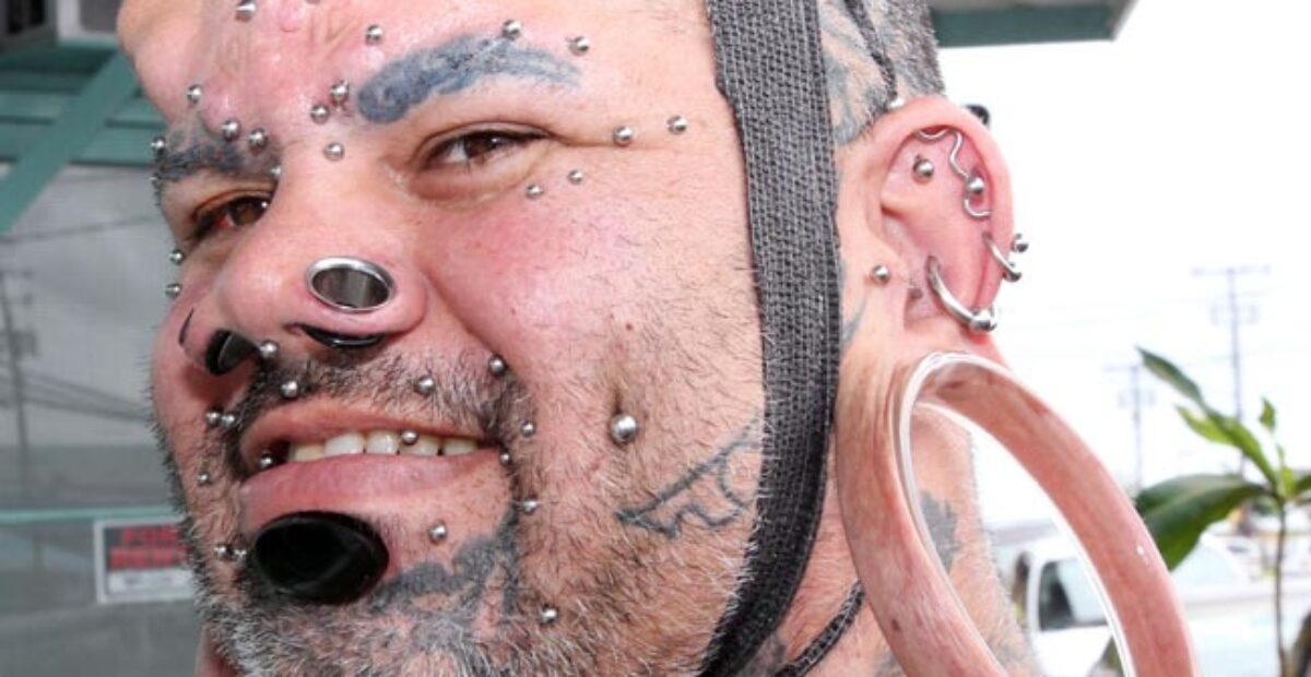 Hui kauhistus! Miehellä maailman suurimmat reiät korvissa