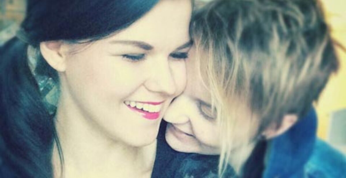 Saara Aalto paljasti Facebookissa: ”Jaan kodin tyttöystäväni kanssa”