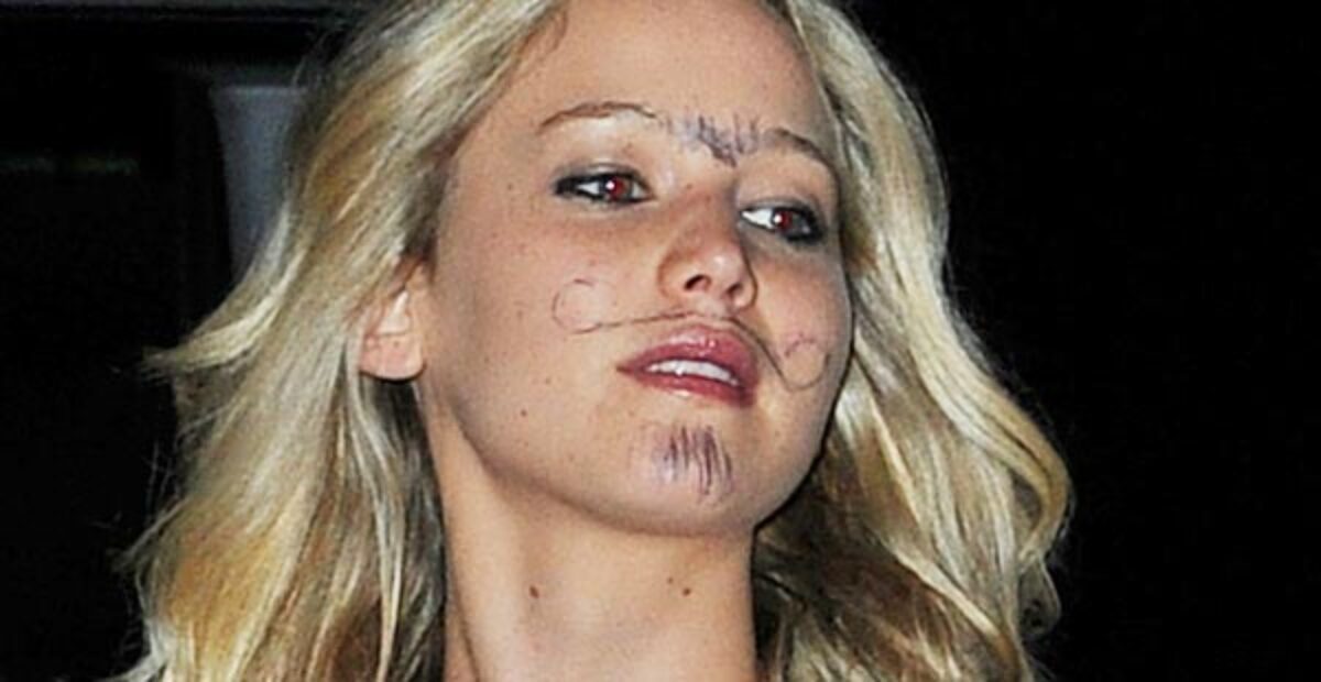 Jennifer Lawrence antavassa asussa – mutta mitä kasvoille tapahtui?