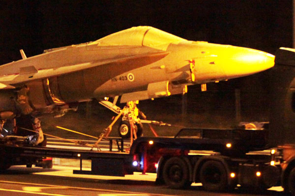 F18 Hornet moottoritiellä Pirkkalassa, Kuva: Suvi Ahtola