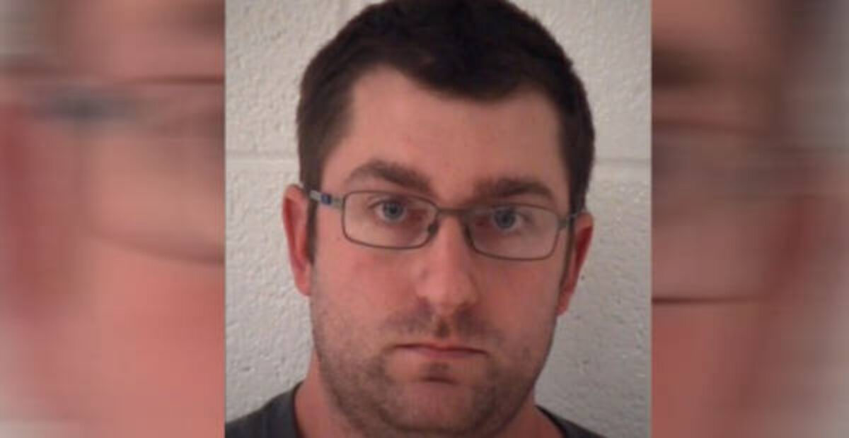 Mies ruiskutti spermaa naisten päälle ostoskeskuksessa