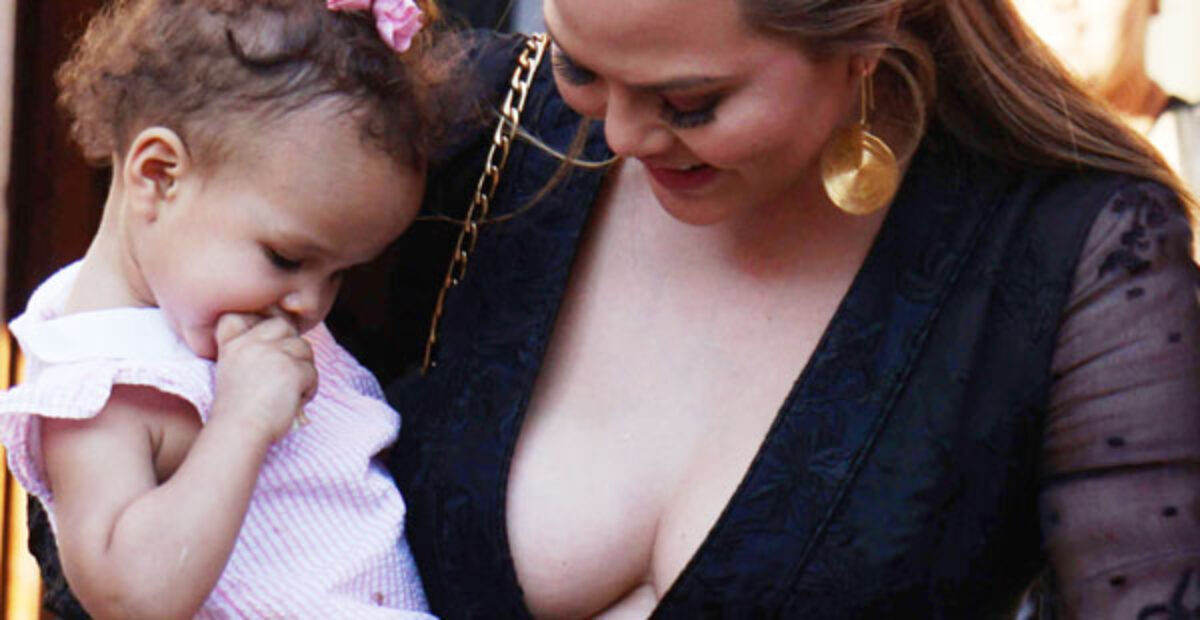 Supermallilla estoton paita – Chrissy Teigen oli paljastaa liikaa päiväkävelyllä