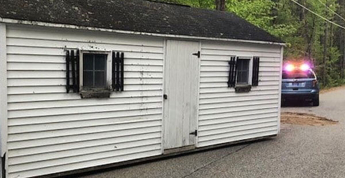 Poliisikin hämmentyi – mies veti varastettua rakennusta maantiellä