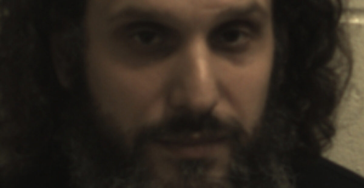 Mies joogasi alastomana kuntosalilla – poliisi pidätti