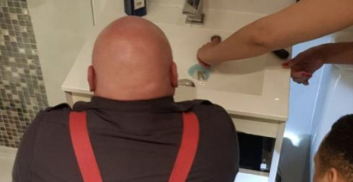 Sormi jäi jumiin lavuaariin – palokunta joutui purkuhommiin