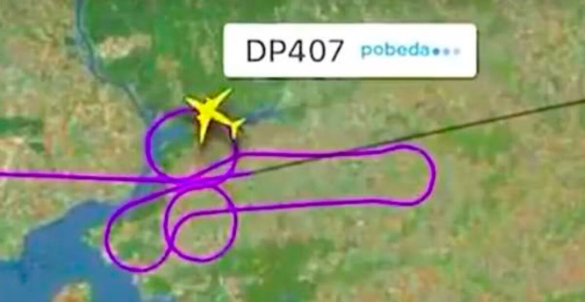 Lentokarttaan ilmestyi härski kuvio – lentäjät osoittivat tukensa maajoukkueesta tiputetulle jalkapalloilijalle