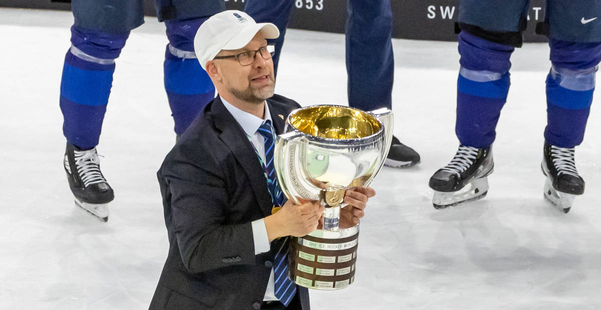 Jääkiekon huippupelaajat ja MM-mestaruuspokaali Vaasassa