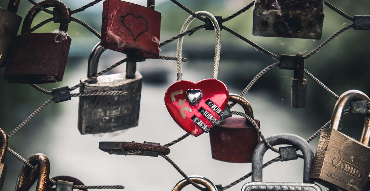 Matkaopas poisti rakkauslukot Kaarlensillalta