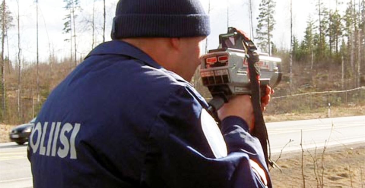 Poliisi tutkaamassa autojen nopeuksia, Kuva: Jocka Träskbäck / Stara