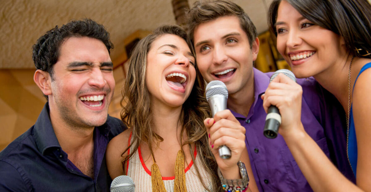 Upea karaoketempaus bensa-asemalla – kelpaisi suomalaisillekin