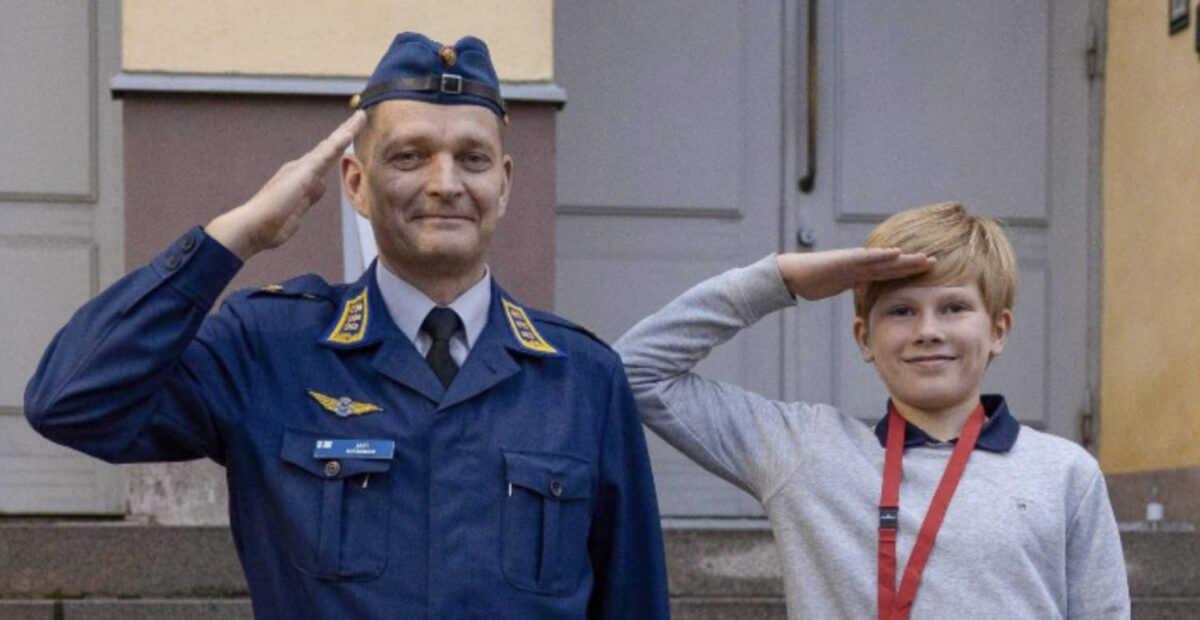 YLE Uutisissa ihastuttanut poika löytyi – kutsuttiin tapaamaan kenraalia