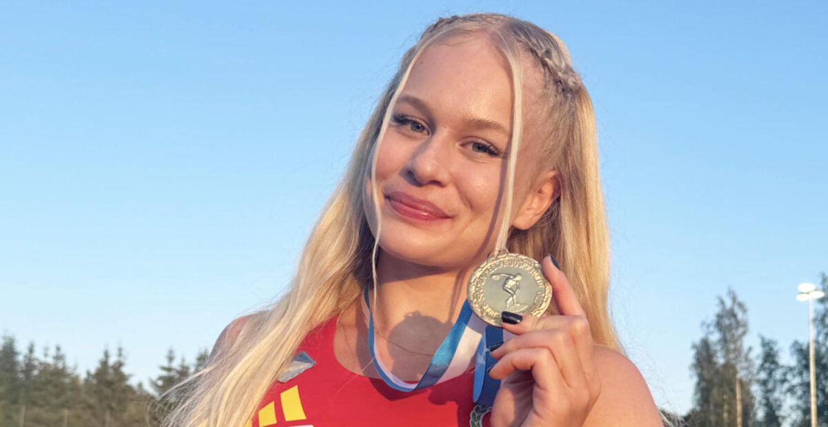 Saga Andersson julkaisi uimapukukuvan – ”Nauttimassa mökkielämästä”