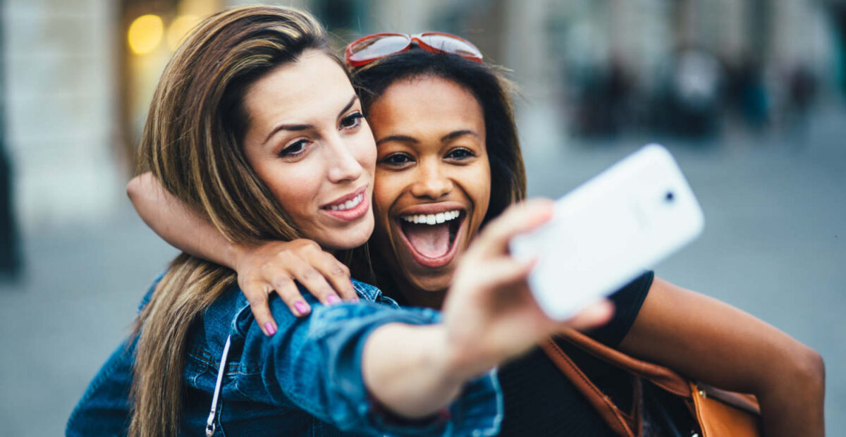 Pariskunnan selfiekuvasta löytyi outo yksityiskohta