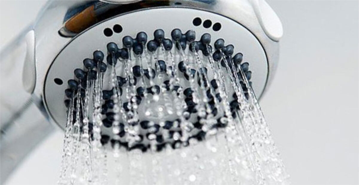 Nainen allerginen vedelle – pitkät suihkut aiheuttavat ihottumaa