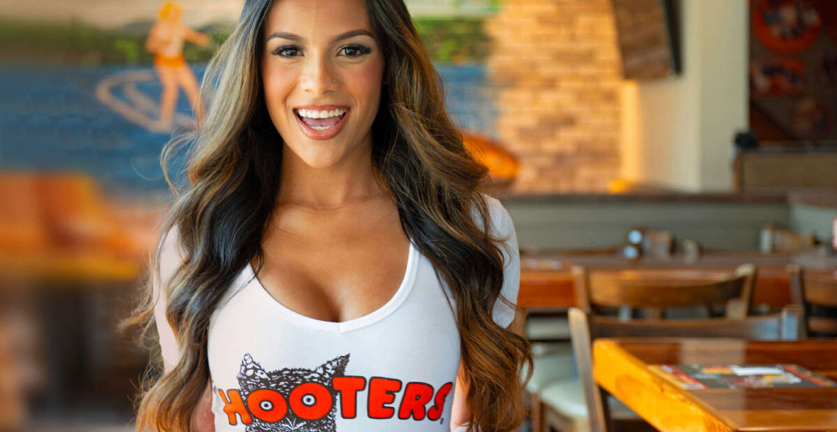 Hooters-ravintolaketju palaa juurilleen – näin käy paljastavien asujen