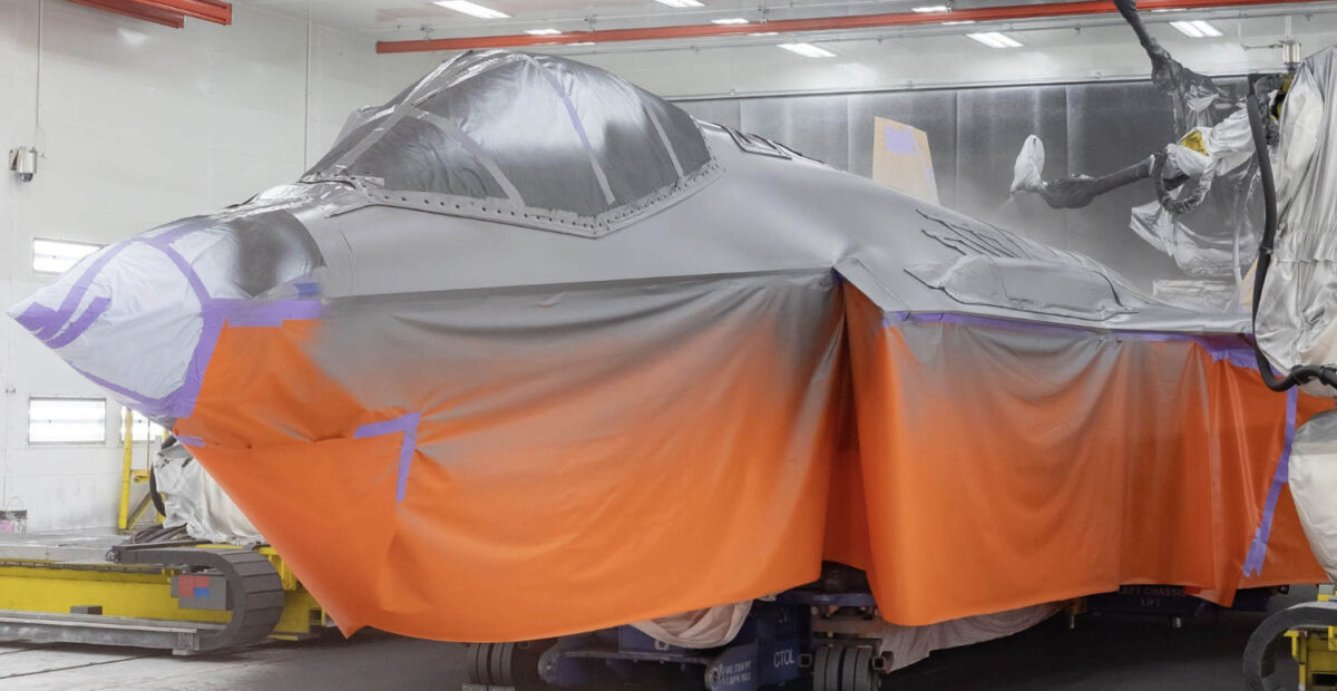 Suomen ensimmäinen F-35 -hävittäjä maalattiin