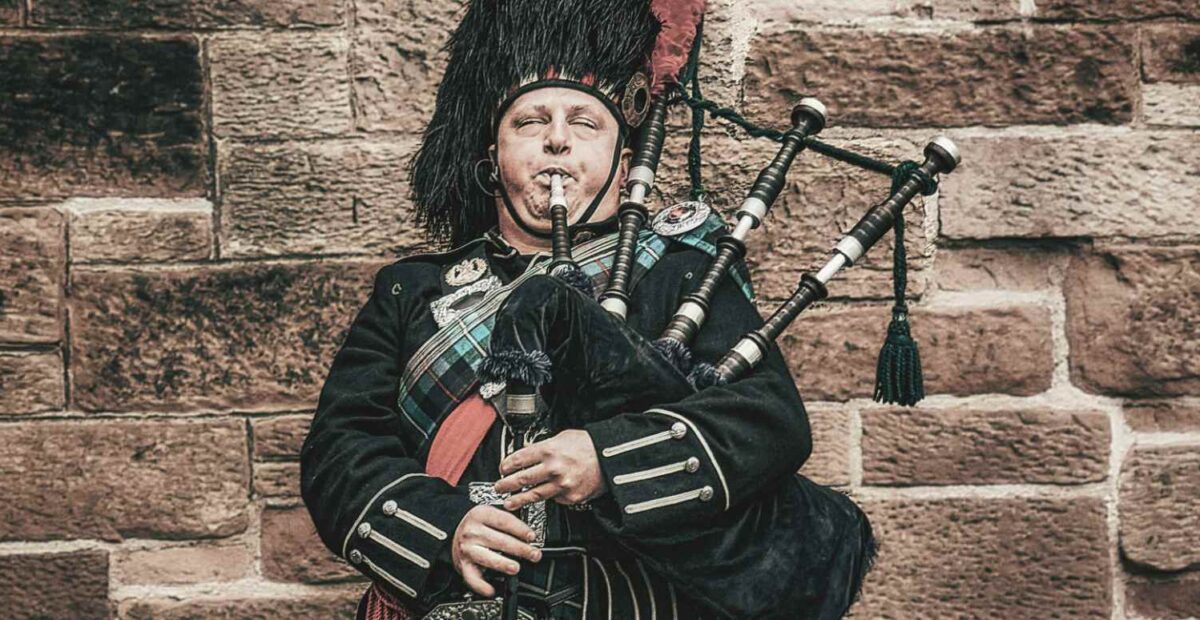 Tämä AC/DC-versio vetää hiljaiseksi – esittäjinä 374 säkkipillinsoittajaa