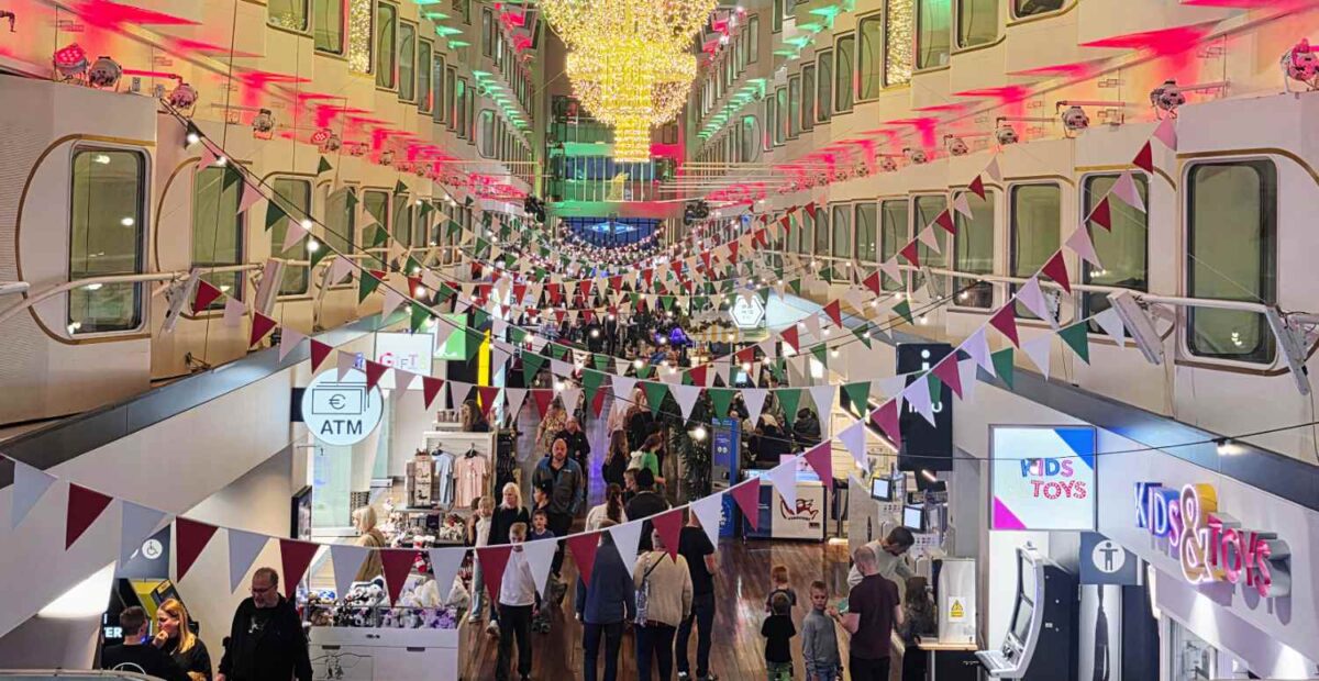 Silja Serenade täyttää 35 vuotta – kävelykatu laivalla ensimmäisenä maailmassa