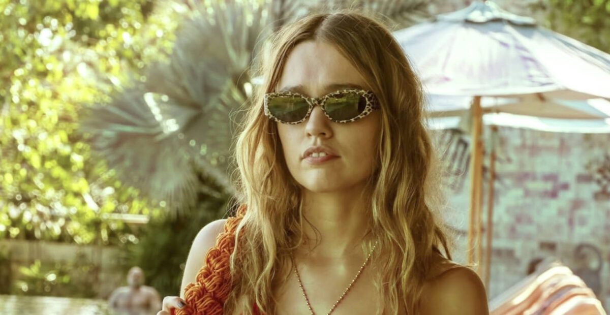 The White Lotus -kaunotar Aimee Lou Wood lekotteli biksuissa