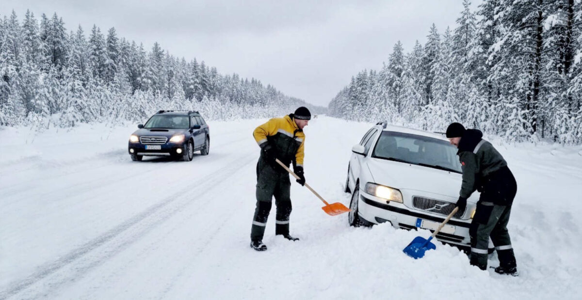 Haastava sää näkyi pohjoisen liikenteessä – useita autoja päätyi ojaan