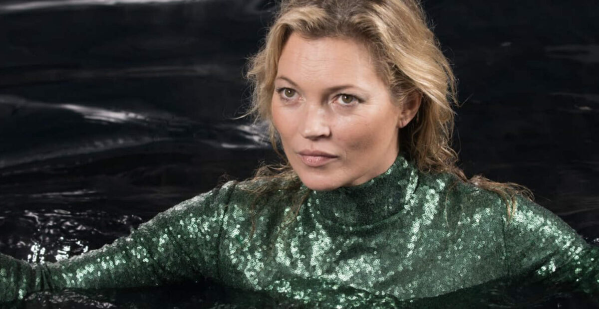 Kate Moss hehkuttaa elävänsä hyvinvointitrendiä – kuvattiin silti tupakoimassa