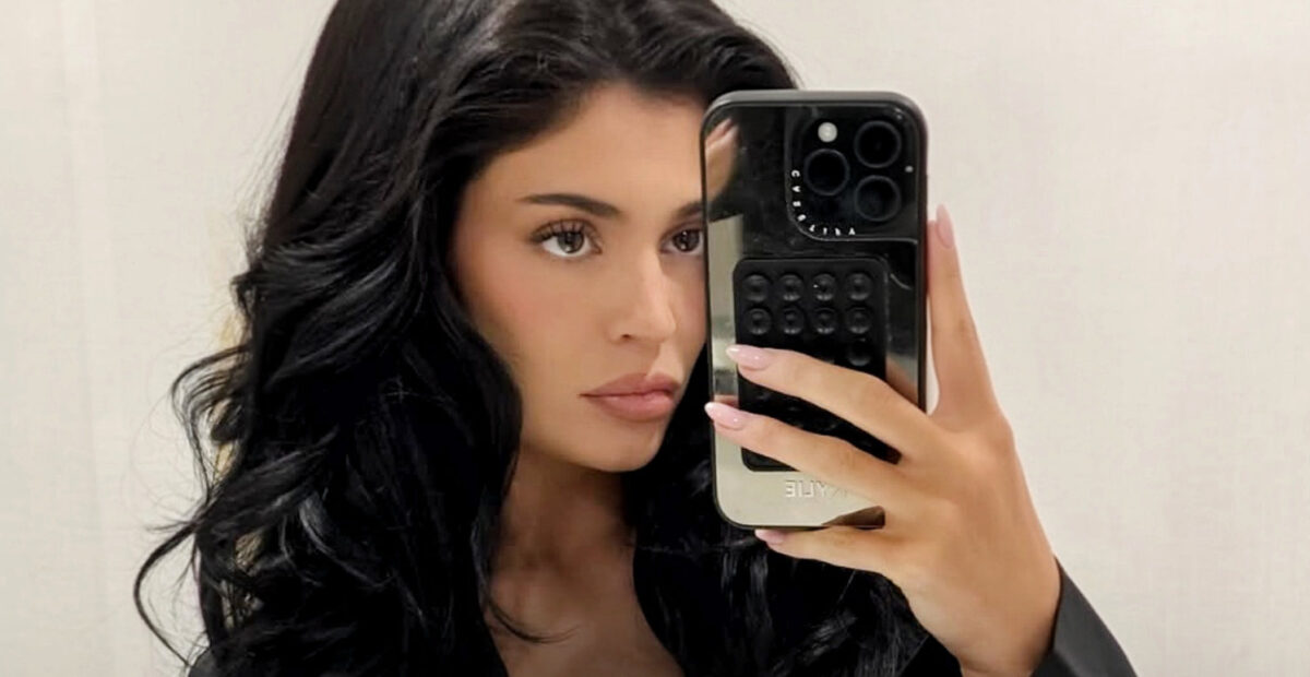 Kylie Jenner yläosattomissa farkkumainoksen kampanjassa