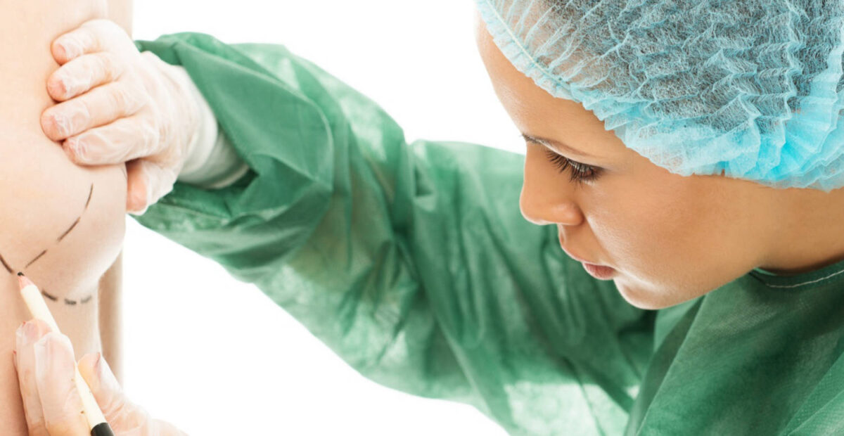 Kohuttu bimbodomina poseeraa uhkeana – rintaliivit jäivät liian pieniksi