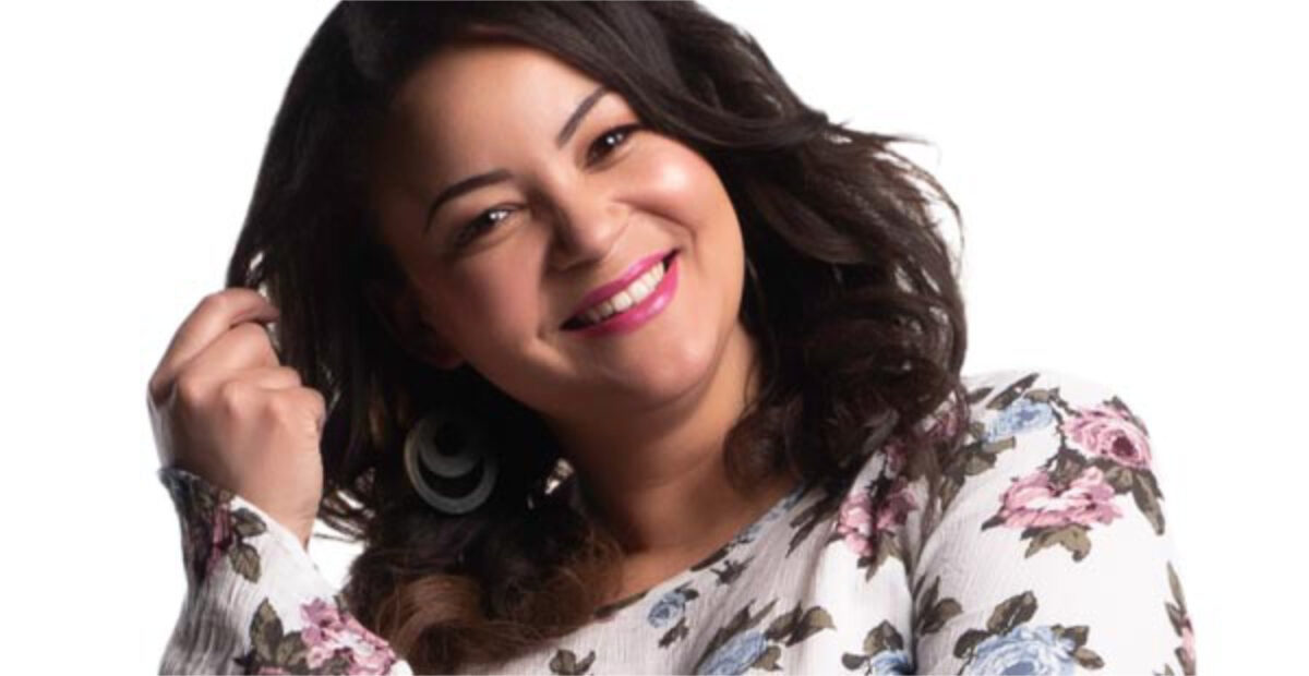 Lola Odusoga vähäpukeisena tonttutyttönä