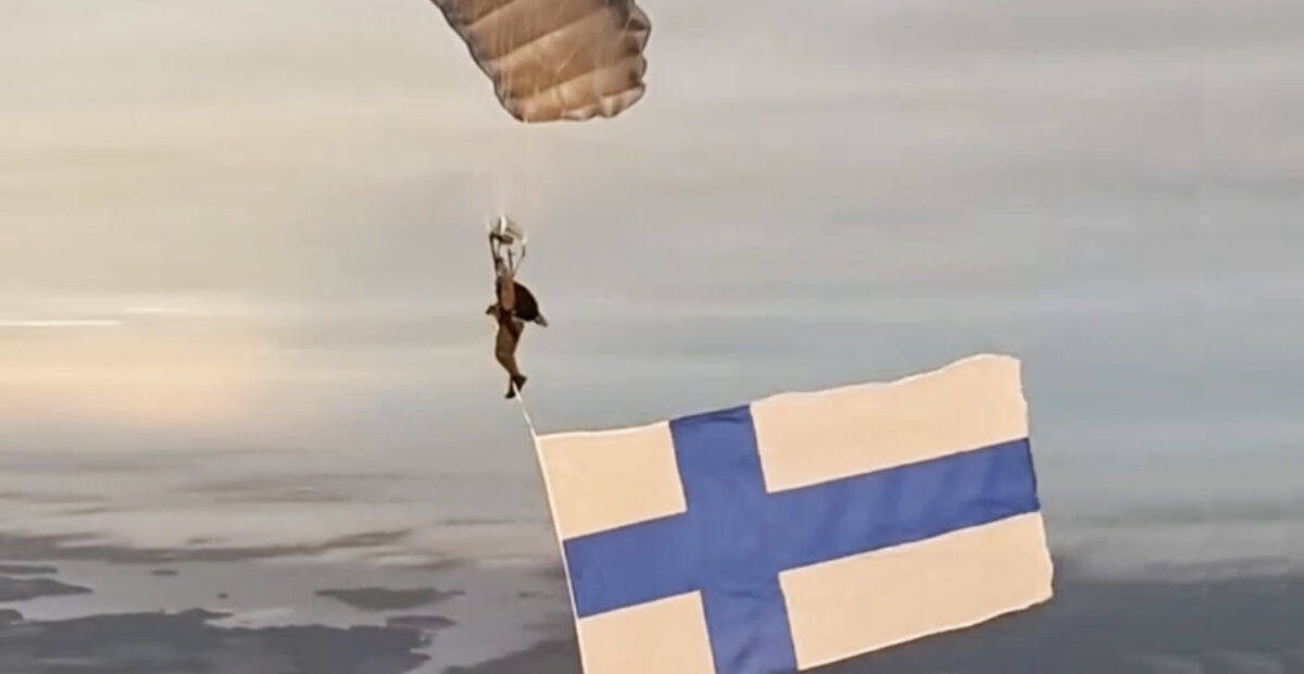 Kouvolan taivaalla upea näky – puolustusvoimilta isänmaallinen tempaus