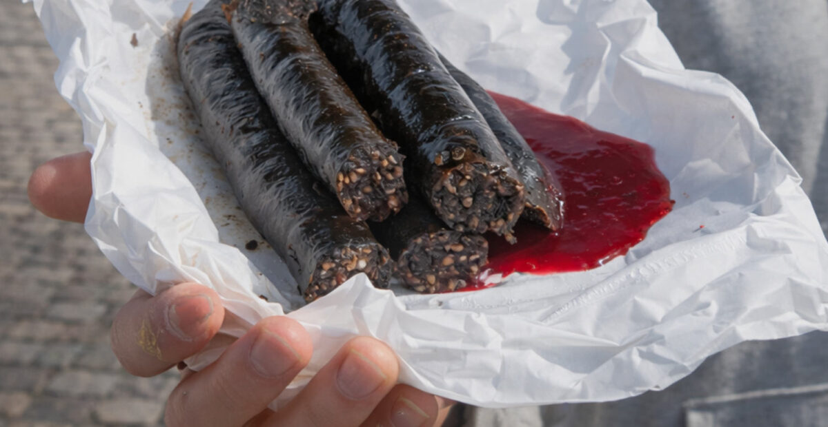 Tampereella jaetaan jouluna satoja kiloja mustamakkaraa