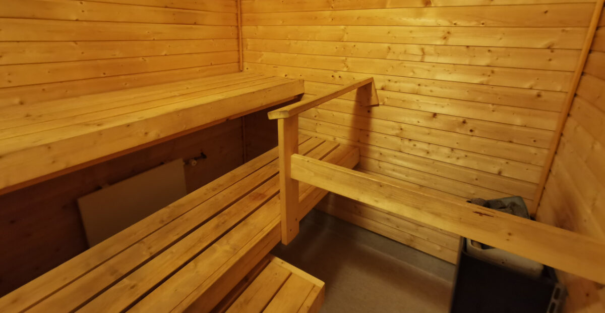 Älä tee kallista virhettä – 5 vinkkiä miten peset saunan oikein