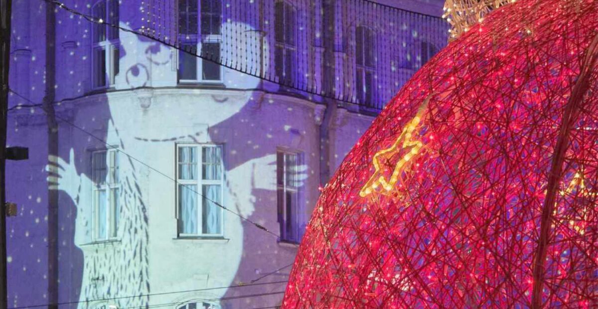 Muumit valtasivat Tampereen keskustan – upea näky talojen seinissä