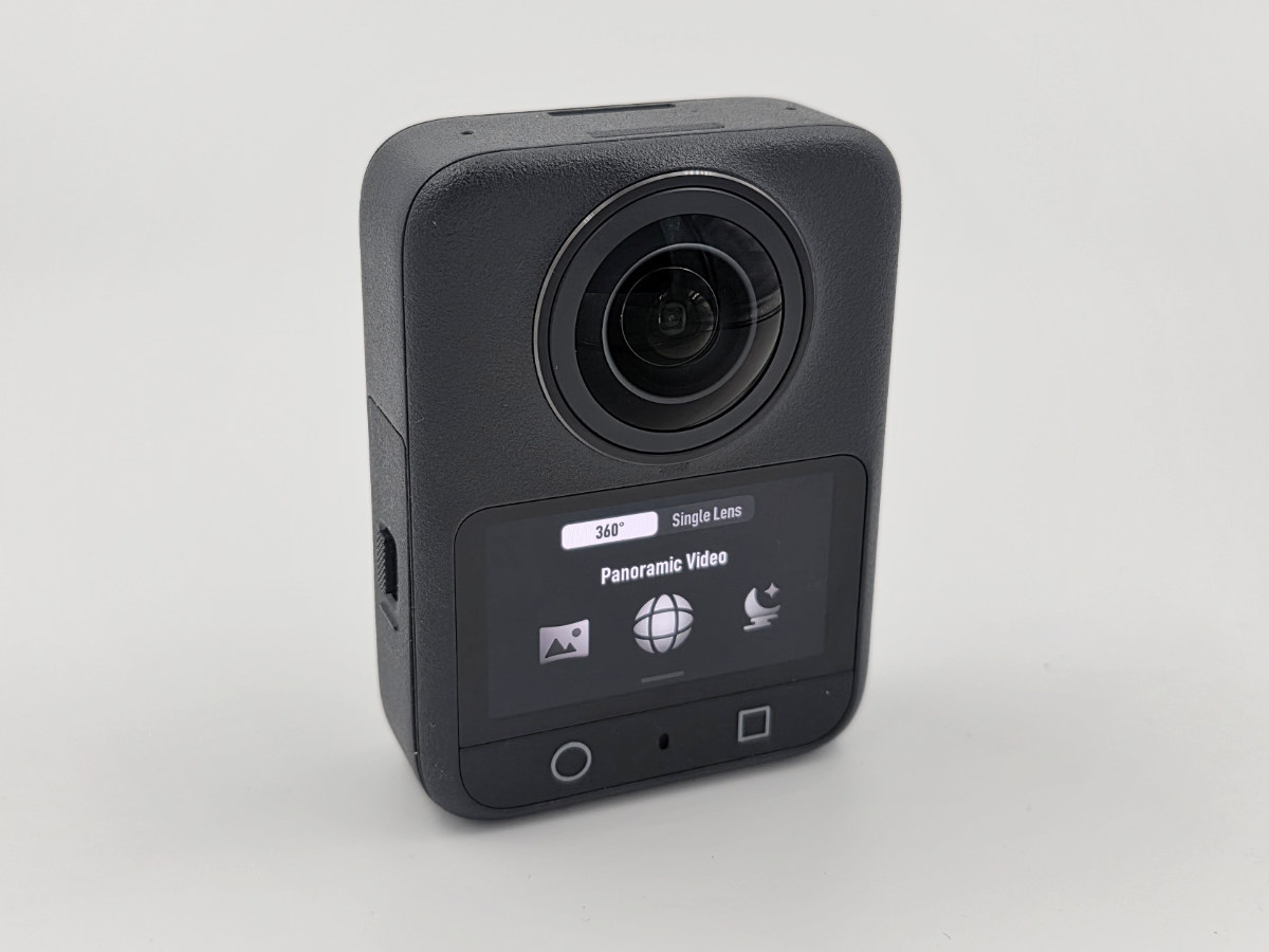 DJI Osmo 360 Staran testissä. Kosketusnäytöstä voi ohjata laitetta. Kuva: Stara