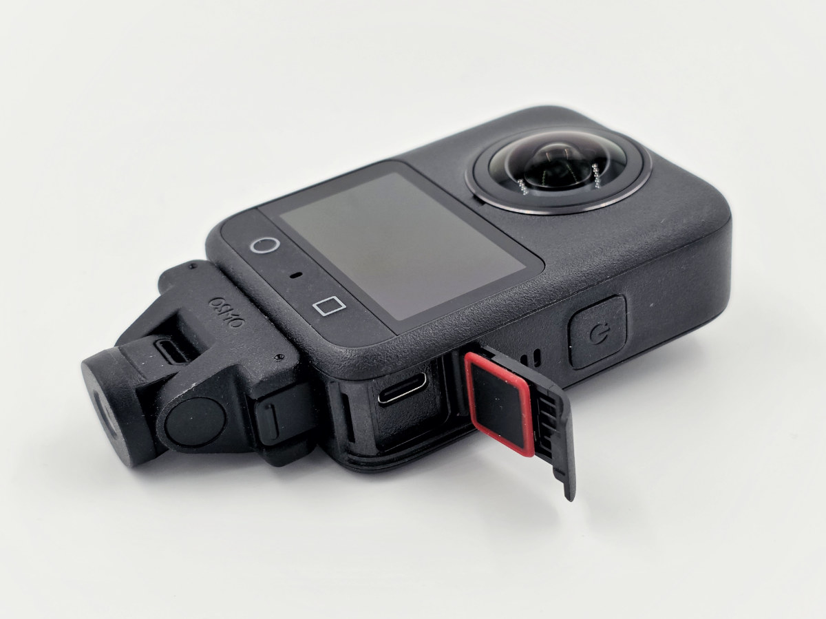 DJI Osmo 360 Staran testissä. USB-C -portin suojus on vesitiivis. Kuva: Stara