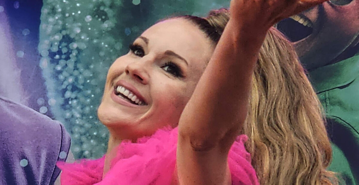 Portion Boysin Tiina pulahti uimaan – taustalla Petronas-tornit