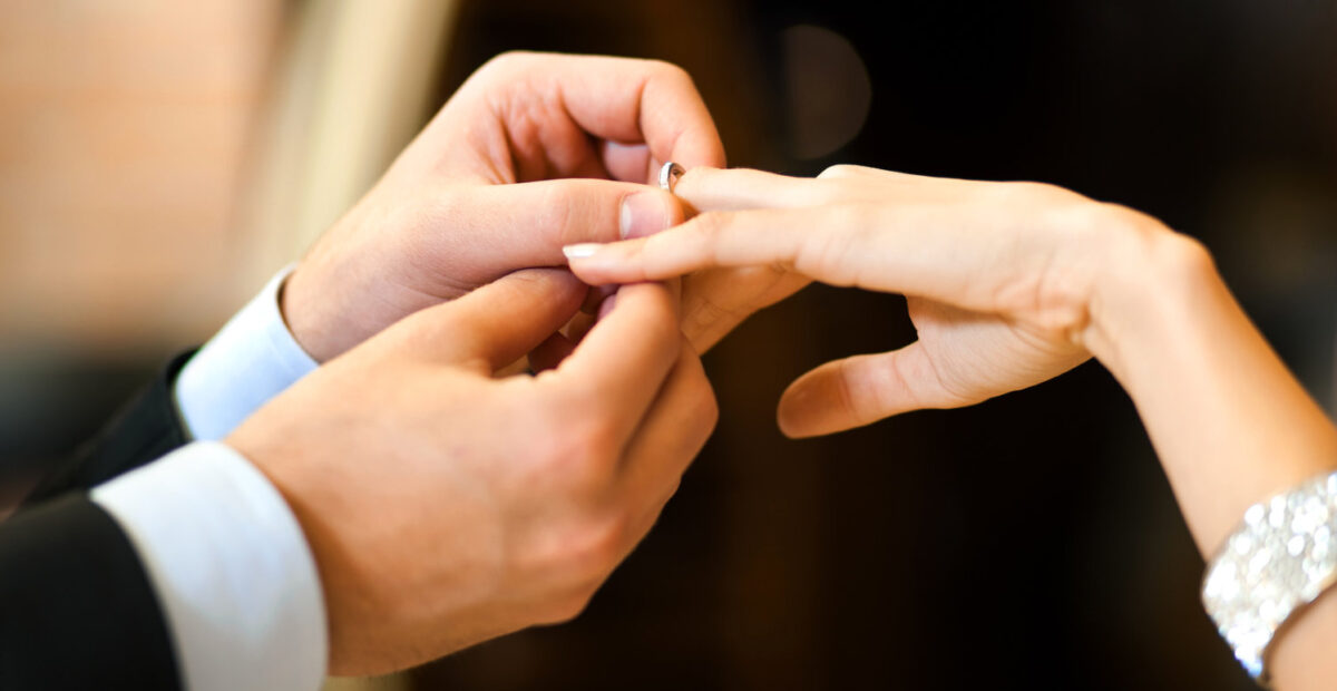 Taatusti erilainen kihlajaiskuva – black metal -yhtye taustalla