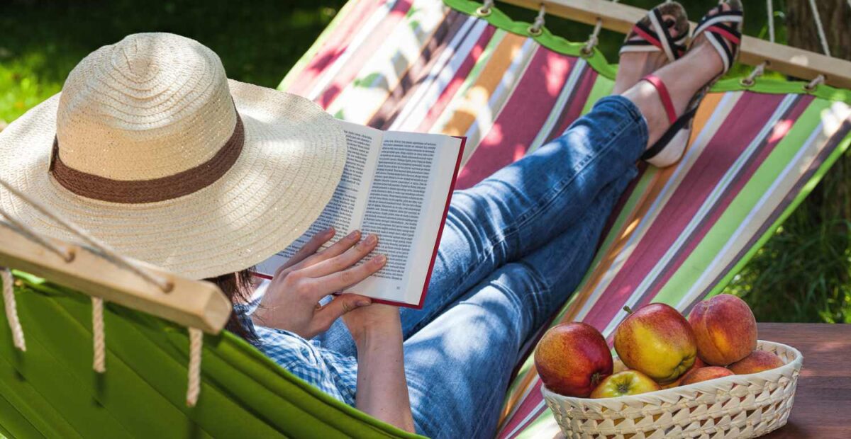 Lomatunnelmaa riippukeinussa. Kuva: Fotolia