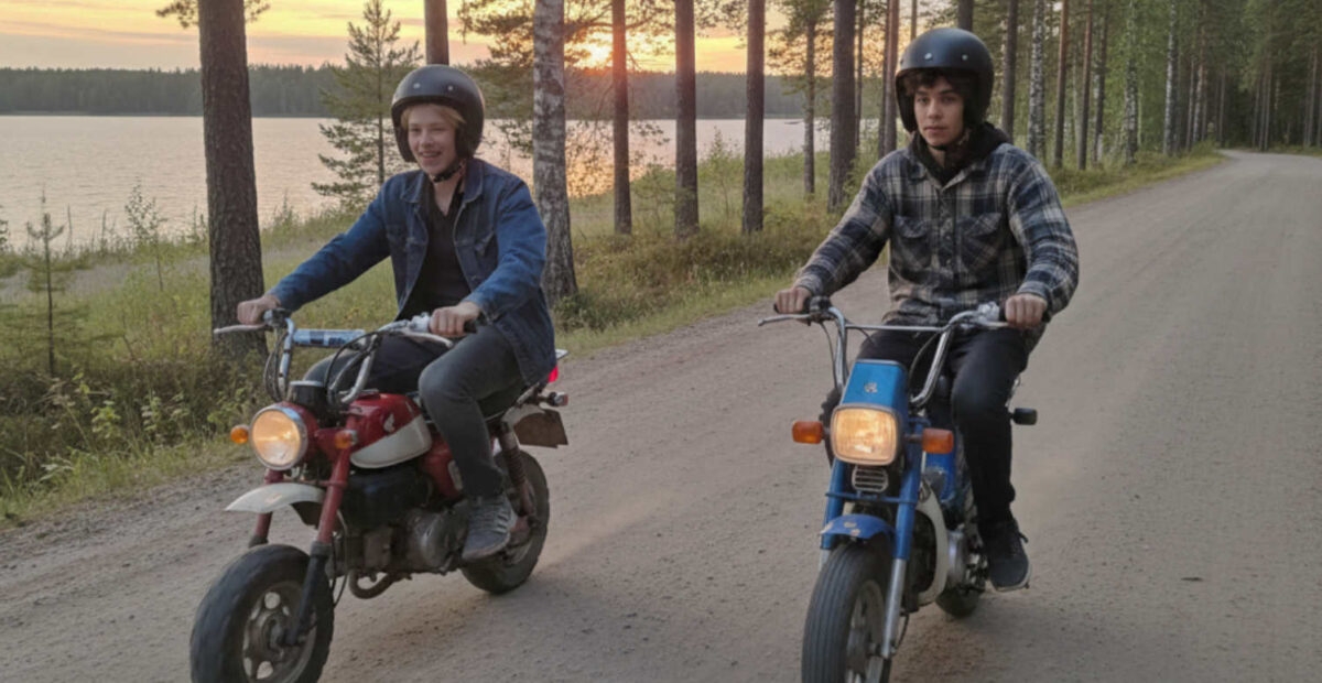 Mopopojat ajelulla kesäiltana. Kuva: Stara